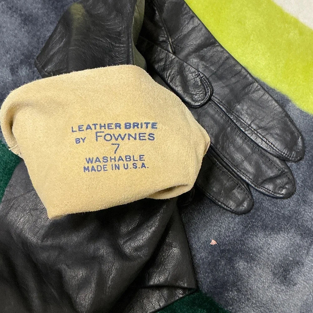 Classic Black Leather Women's Gloves - Picture 5 of 8